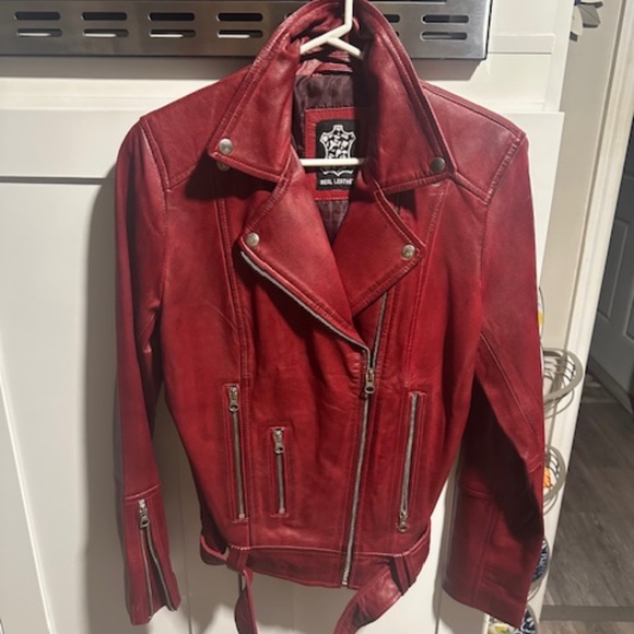 STUNNIING BRAND NEW/NEVER WORN GENUINE RED LEATHER BIKER JACKET SIZE M - Picture 4 of 13
